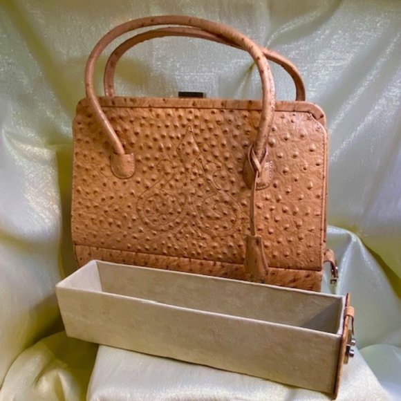 💖Host Pick💖 ONE OF A KIND! Ostrich leather Handbag With a Secret Depart. /H38 - Picture 6 of 12